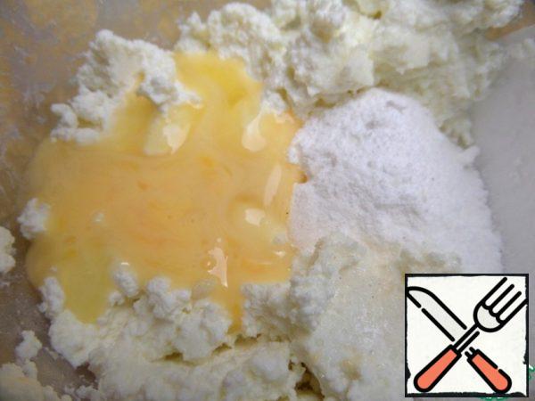 Beat egg, pour into cottage cheese.