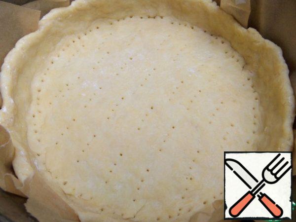 The dough is kneaded in a removable form (diameter 21 cm) with parchment, which is lubricated with odorless oil. Bumpers necessarily. Prick bottom with a fork.