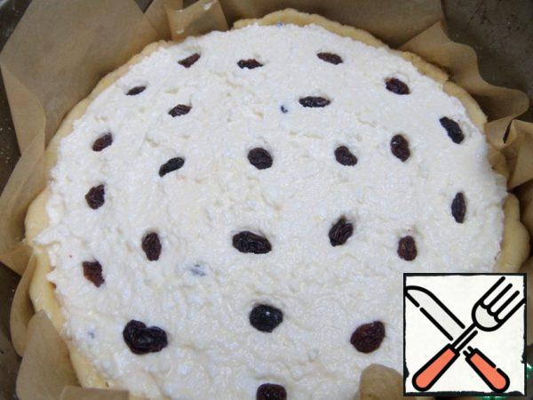 Sprinkle raisins on top.
