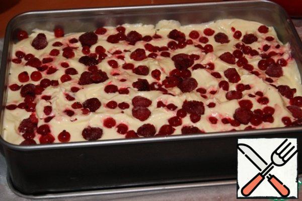 Spread the cream over the entire surface of the baked cake and slightly drown frozen berries in it. (in no case do not defrost them!)