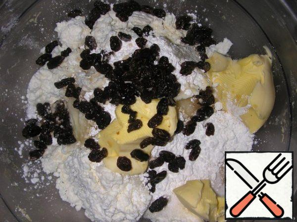 Mix all the ingredients for the filling, add the raisins together with the rum in which it was soaked, mix everything thoroughly.