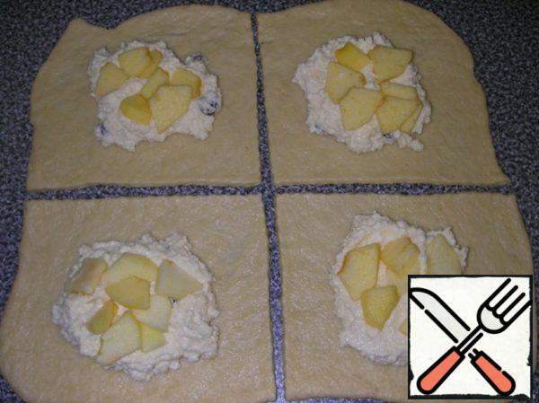 Roll out the dough in 3-5mm and cut out squares approx. 11x11 cm put 1 tbsp of the filling on top of the pieces of apples or apricots, in General, fruit in season.