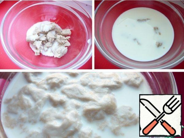 Crumble the yeast, add some sugar from the total amount, pour the milk and leave for activation for 10 min. If you have dry yeast, skip this step.