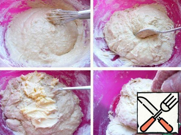 At first I worked with a whisk, then kneaded with a spoon.
Rub the soft butter into the dough.
Then the kneading was done manually.

