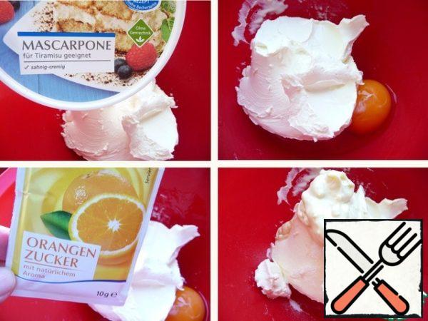 In mascarpone, add egg, orange sugar,
melted chocolate.
