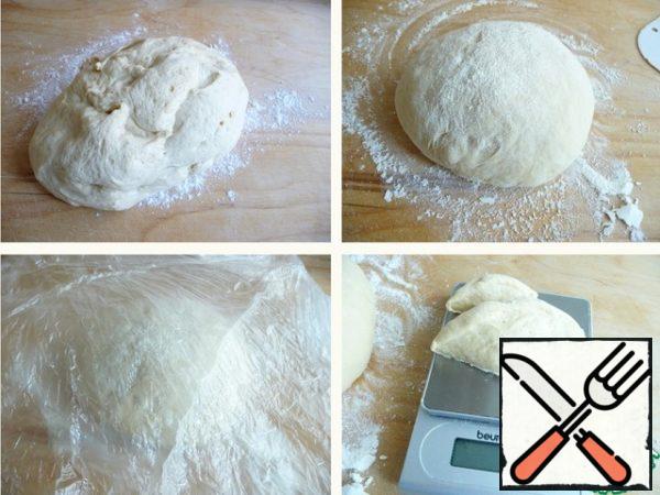 The finished dough spread on a flour-powdered table,
abenaim, cover with foil and leave it for 10-20 min.,
divide into equal pieces.