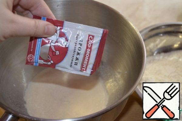 Make the brew. Pour warm milk, add sugar and a pinch of salt. Yeast and three tablespoons of flour from the total specified mass of flour.