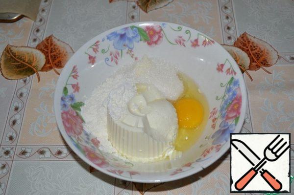 While the dough is rising, prepare the filling: put soft cream cheese in a deep bowl, add vanilla sugar, egg, sugar and flour.

