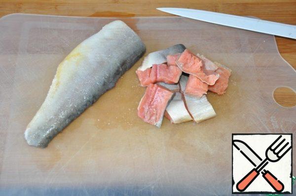 Pink salmon (any salmon) is clean, undressed on fillet, skin leave that fish is not falling apart.
Cut the fish into pieces (strips).