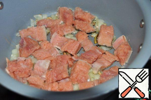 Put the pieces of fish and fry for 3 minutes on high heat. The pieces should fry.