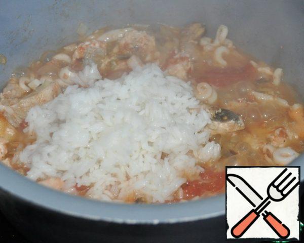 Put rice to seafood in a saucepan.