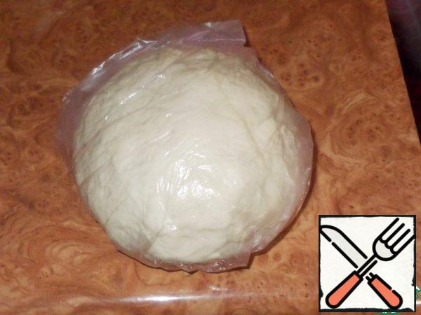 Knead the dough and cover with plastic wrap, let stand for about 30 minutes.
