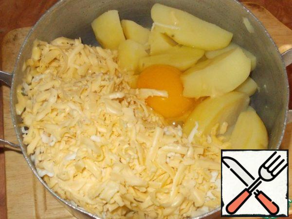 Add the cheese, egg and soda to the boiled potatoes. Beat until smooth. Taste and add salt to taste. Adding soda to improve the structure of the filling! The taste of soda is not felt at all!
