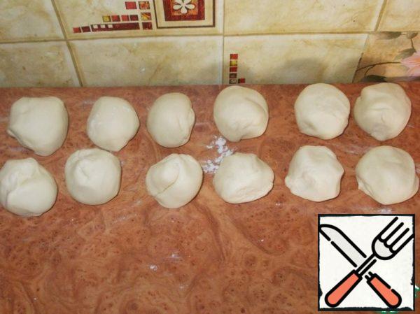 Divide the dough into 12 lumps. Cover with a film or towel so that it does not curl and dry out.
