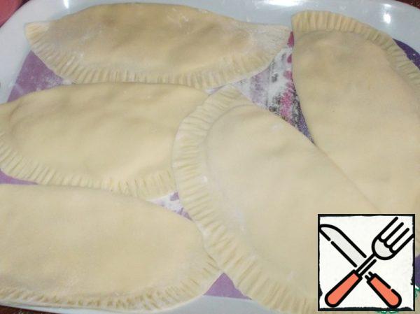 Since the miracle is fried very quickly, to simplify the process, stick a certain number of blanks. And then proceed to roasting.
