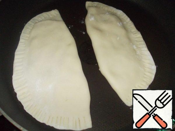 Put a couple of cheeses in a dry hot frying pan. Fry for a couple of minutes and turn over. It's not necessary to cover up.
