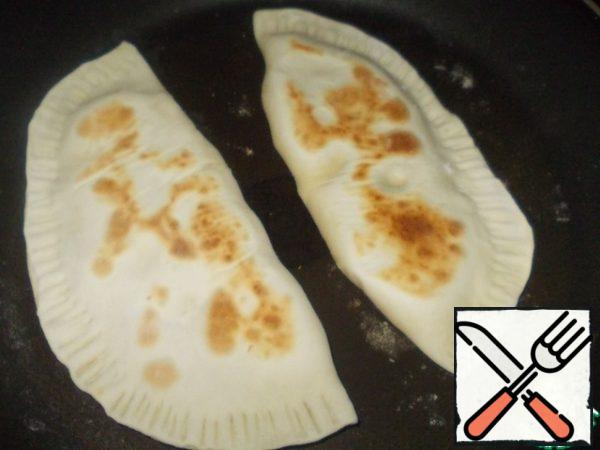 Turn over and fry on the other side for a couple of minutes. Up to golden specks.
