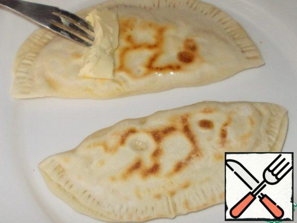 Remove the finished miracle from the mold and smear with butter on both sides. some housewives lubricate the miracle with melted butter, but I prefer a piece impaled on a fork.
