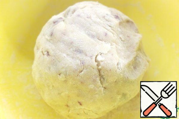 Pour in two or three steps sifted flour, knead the dough. Roll the dough into a ball and put it in the refrigerator for 10-15 minutes.