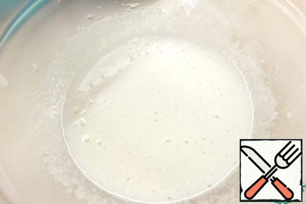 For the filling, slightly whisk the protein, sugar and vanilla sugar.