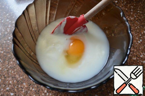 Mix yogurt, egg and salt.
Mix flour, baking powder, sugar in another bowl.
Combine both masses and knead the dough.