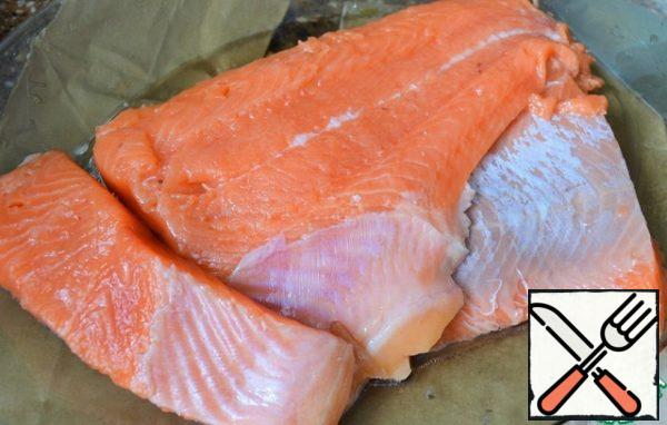 At this time, prepare the filling.
Cut the fish, removing the skin and bones,
cut into pieces.