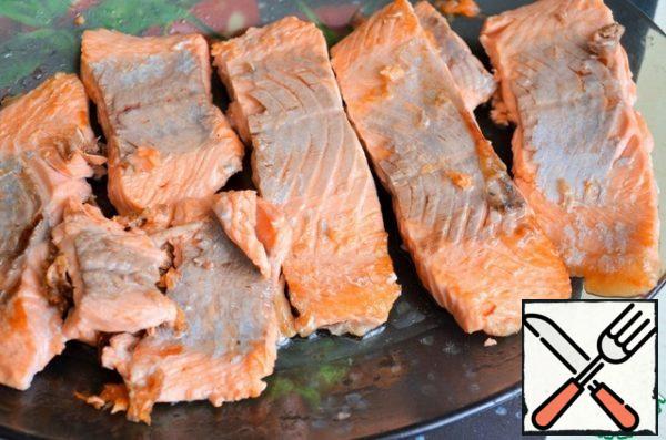 Lightly fry the fish pieces in a dry frying pan,
put them on a plate, add salt.