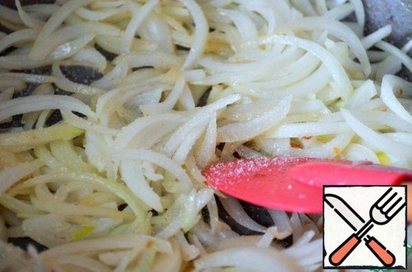 Fry the onion in vegetable oil,
adding sugar and ground black pepper.