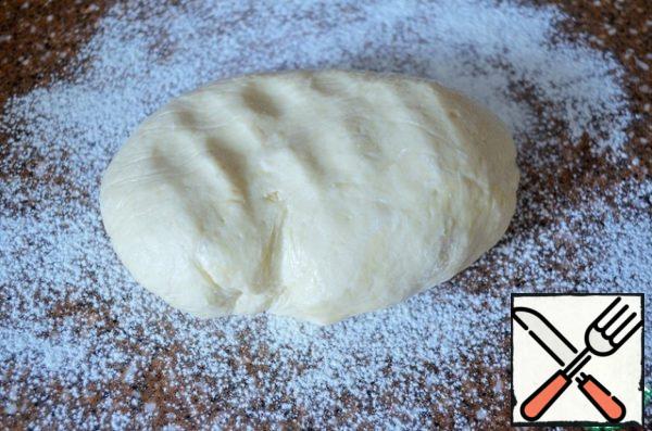 Turn on the oven to warm up.
Roll out the dough on a floured
table and put it in a mold, forming the sides.
The form with removable sides is 23*23 cm..