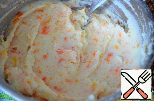 Prepare mashed potatoes in advance,
filling it to your liking.
Today I have carrots.