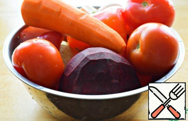 Prepare the vegetables: wash and peel.
The ratio of vegetables is very conditional. Depending on your taste preferences, you can use more or less vegetables. For me, these proportions are perfect.
Not everyone likes parsnips and celery, so adding them or not is a matter of taste.