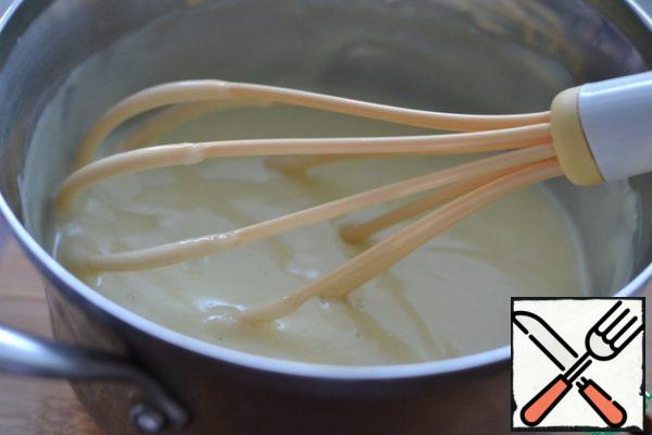350g of milk to bring to a boil. Add sugar.
In 50g of cold milk stir the dry pudding and slowly
pour into hot milk. Stirring constantly cook a thick pudding.
Remove from heat. Stir in the vanilla sugar and leave to cool. Pudding should be stirred periodically to avoid lumps.