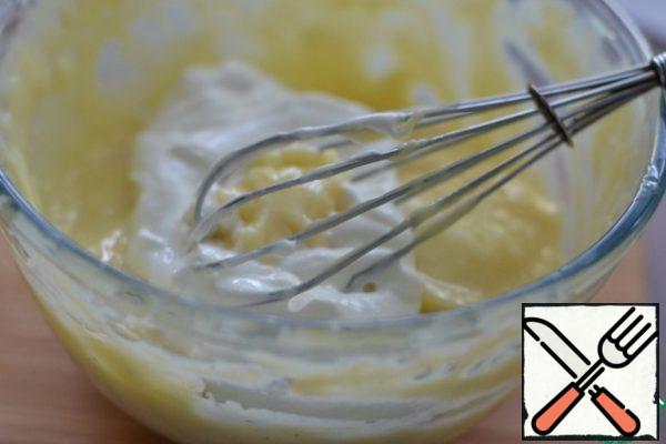 Add sour cream to the cooled pudding and mix well.
