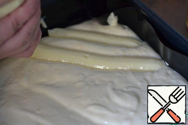 Fill the cooking bag with filling and apply strips of sausage to the RAW dough, retreating from each other.