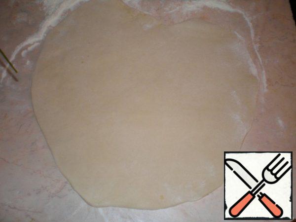 Divide the dough into 2 parts. roll out a rectangular layer.
