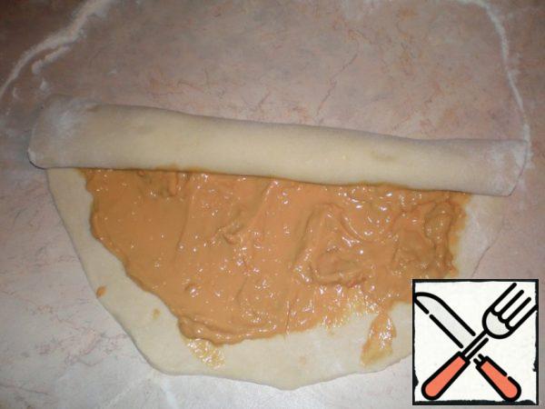 Spread part of the filling, fold the roll.