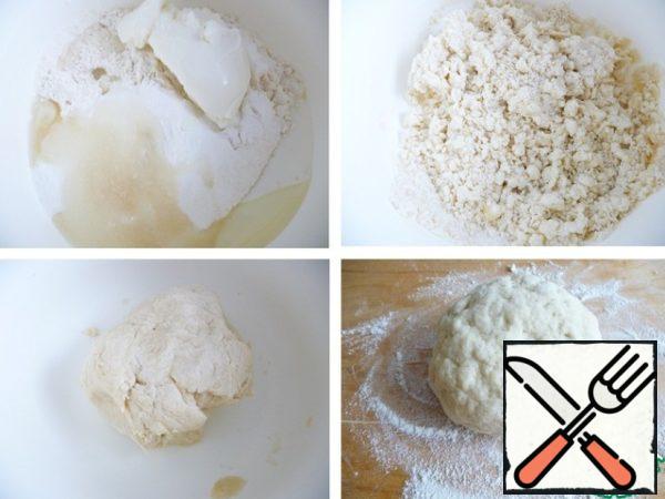 To make the dough, mix all the ingredients in a bowl.
Beat with a mixer, hook the nozzle.
With your hands, assemble the dough into a ball.
Place on a work surface sprinkled with flour.
Knead the dough a little, leave it alone for 10-15 minutes.