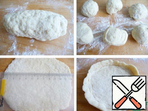 Roll the dough roller, divide into six parts, roll the balls.
Each ball is rolled into a flat cake with a diameter of 12-13cm.
Form the bumpers.