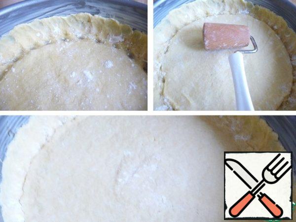 Dip your fingers in flour and form a board of dough.
Align the bottom.
Cover the dough form with a film and refrigerate for 60 minutes.