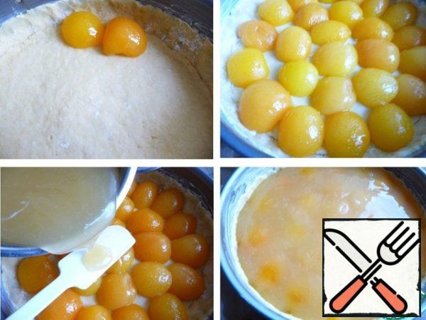 Apricot spread on the dough. Top fill with pudding (pour it on the blade). Level it.
Bake the cake in a preheated oven to 180C 30-40min. (watch your oven.)
