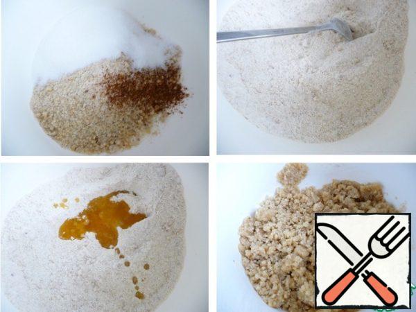 For the preparation of crumbs (streusel), in a bowl mix nuts, sugar, flour, cinnamon, mix. Gradually pour the oil into the dry mixture and beat with a mixer, nozzle hook.