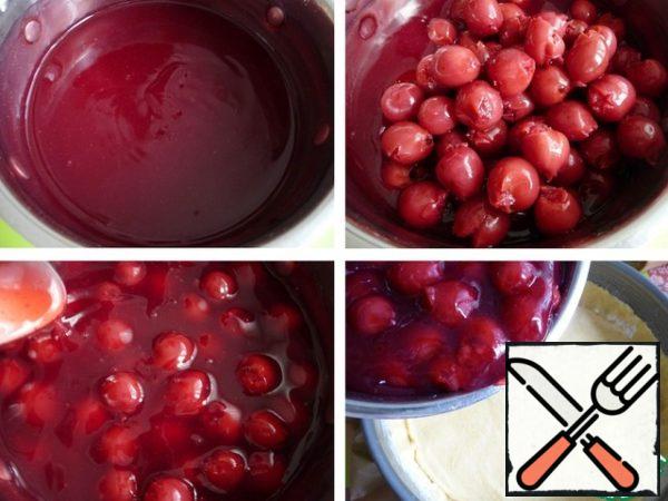 Mix the cooled pudding with cherries. Put the mass on the dough.