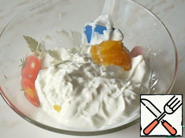 Mix the ricotta, honey, sour cream. Enter the sifted flour, beaten eggs, mix gently.
