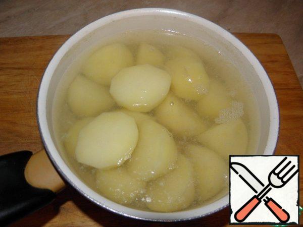 Preparing mashed potatoes:
In boiling water omit sliced potatoes, cook until tender, salt at the end (5 minutes) (generally it is believed that the puree is better to cook from old potatoes, but we do not have to choose)