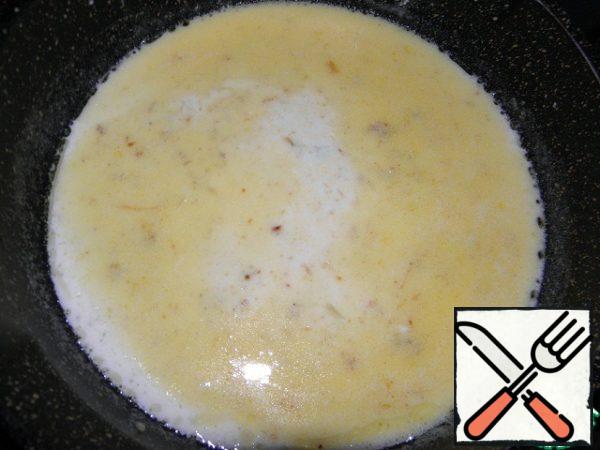 In parallel, heat the milk and pour to the garlic mass.
Slightly shake until smooth — you can season with spices.
The dressing for the potatoes is ready.