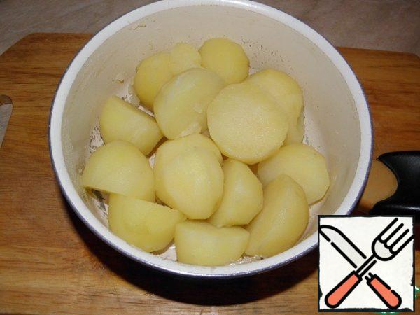 Meanwhile, our potatoes ready.
Drain it with absolutely all the water.