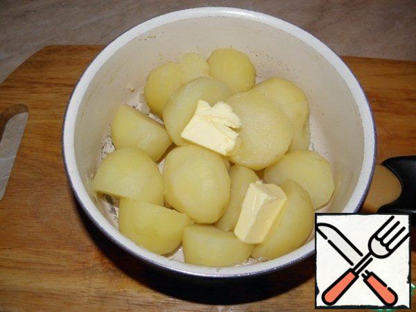 Add the other half of the remaining butter and pour in 50 ml. cream
