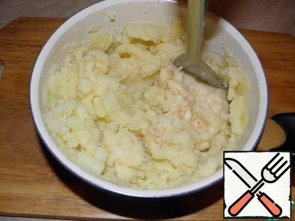 Then start to introduce parts of the garlic-butter milk!
Continue to mix, taste for seasoning.
The consistency of mashed potatoes do to your liking!
Someone likes thick, someone more liquid.