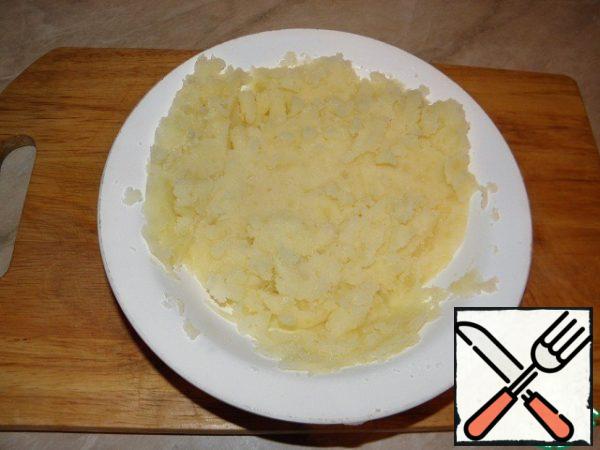 Next, if you follow the recipe, the potatoes should be very carefully wiped through a sieve, literally almost by grains) but I naturally simplified this process and just kneaded it well in mashed potatoes)