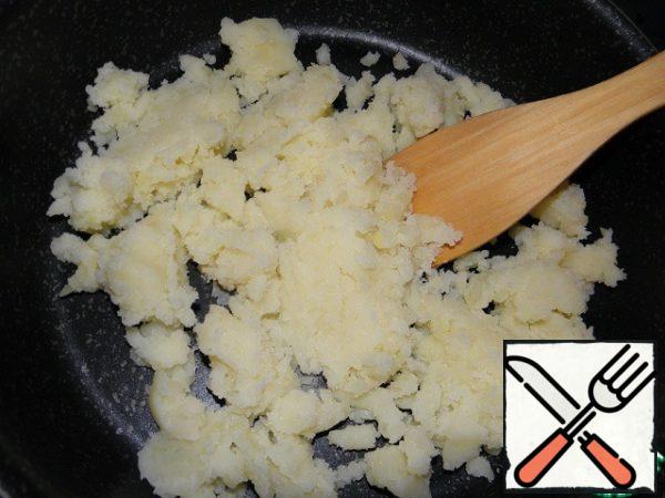 Preheat a completely dry frying pan on low heat, put it in mashed potatoes and fry for 5 minutes, without oil and fat, dry frying pan.